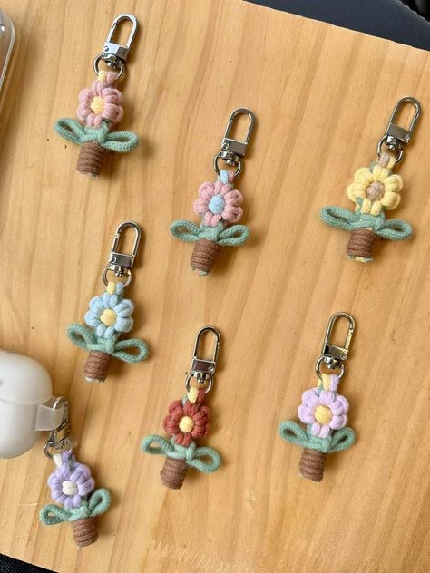 Key Holder Macrame, Yarn Key Chains Diy, Macrame Bag Charm, Cute Macrame Ideas, Key Chains Crochet, Spring Diy Crafts, Macrame Aesthetic, Macrame Charm, Diy Bag Charm