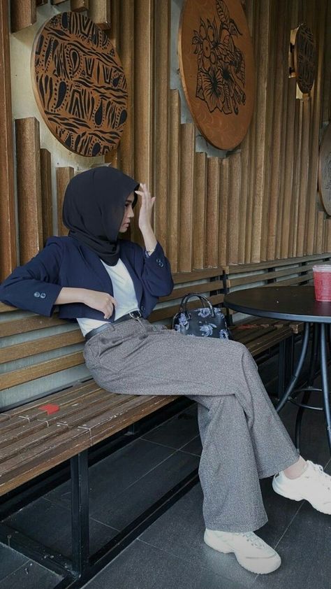 Grey Hijab Outfit, Casual Dress Korean Style, Grey Hijab, Casual Korean Style, Outfit Hijab Casual, Hijab Inspiration, Ootd Hijab Casual, Campus Outfit, Muslim Outfits Casual