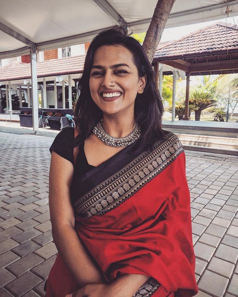 Shraddha Srinath on Instagram: “While @rohitsabu and @gauravkumar.photo aggressively debated about the Nexus camera versus the Pixel 2 camera, I was dragged in to model…” Saree Colors, Elegant Sarees, Ethnic Saree, Sarees For Girls, Indian Sari Dress, Sari Design, Saree Jewellery, Cotton Saree Designs, Modern Saree