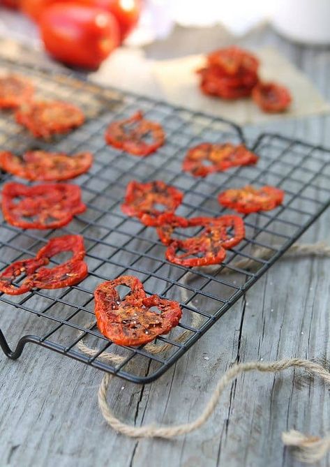 Tomato chips - Running to the Kitchen® Veggie Chips Recipe, Tomato Chips, Superhero Snacks, Healthy Salty Snacks, Healthy Savory Snacks, Vegetable Chips, Veggie Chips, Dehydrated Food, Microwave Recipes