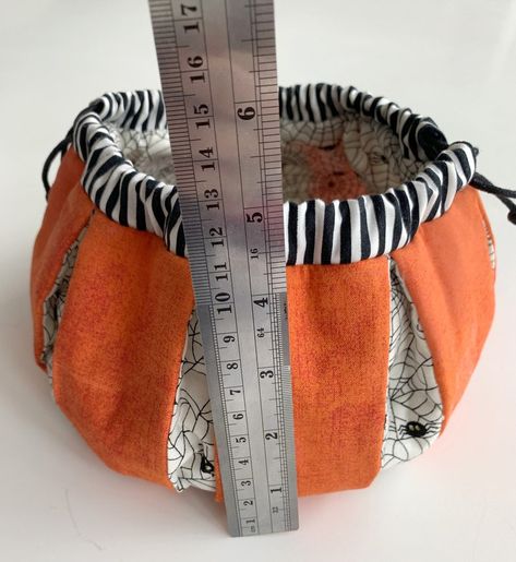 Pumpkin Bag Pattern, Diy Trick Or Treat Bags, Pumpkin Bag, Sewing Halloween Bags, Halloween Sewing Crafts, Halloween Bucket Fabric, Trick Or Treat Bag Sewing Pattern, Sew Trick Or Treat Bags, Quick Sewing Gifts