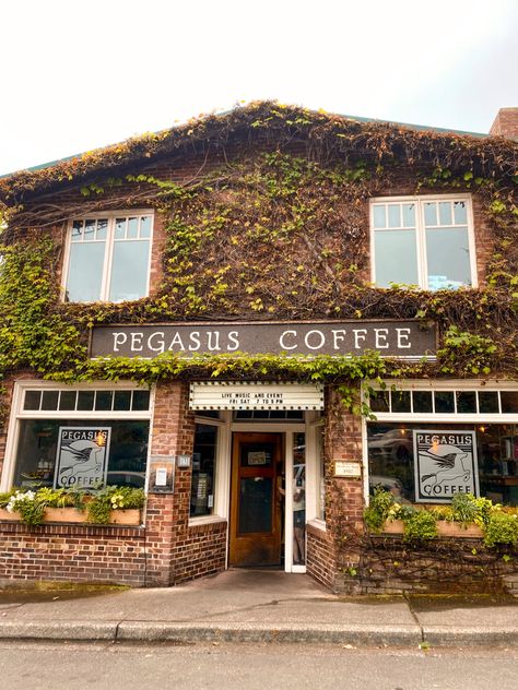 Cottagecore Cafe Exterior, Small Town Coffee Shop Aesthetic, Seaside Bookstore, Cottagecore Coffee Shop, Cozy Cafe Exterior, Cute Cafe Exterior, Book Cafe Aesthetic, Cottagecore Bakery, Small Town Cafe