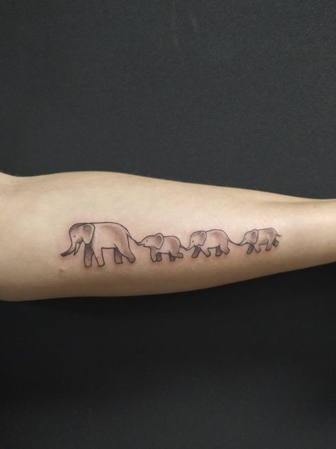 Aaa Tattoo, Elephant Family Tattoo, Tattoo Elephant, Baby Tattoo Designs, Tattoo Family, Rib Tattoos For Women, Tattoo Shoulder, Elephant Tattoo Design, Mom Tattoo Designs