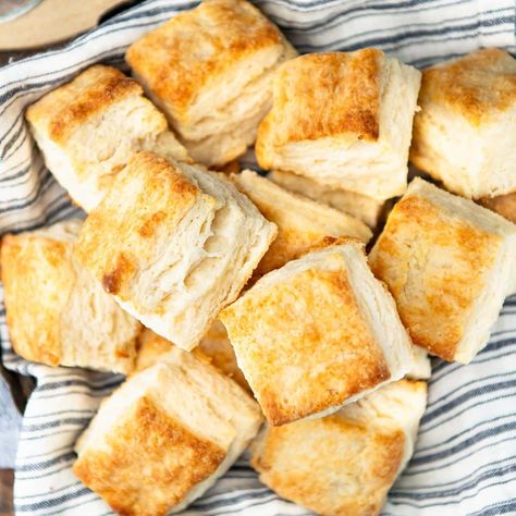 With a few simple tips and tricks, you can make the best Southern-style light and flaky biscuits from scratch! These fluffy, buttery treats rise a mile high, creating layers upon layers of old-fashioned goodness. Fluffy Biscuit Recipe, Mile High Biscuits, Flakey Biscuits, Country Biscuits, Biscuits From Scratch, Southern Biscuits, Fluffy Biscuits, Flaky Biscuits, Mile High