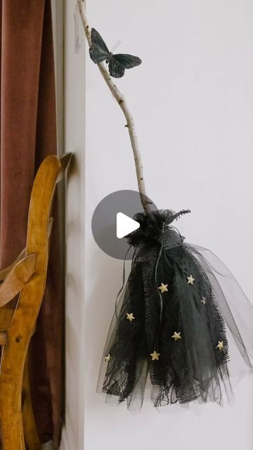 Broom Halloween Decor, Halloween Broom Diy, Diy Witch Broom How To Make, Witch Broomstick Diy, Halloween Witch Broom Diy, How To Make A Witches Broom Diy, Diy Broomstick Witch Broom, Witches Broom Diy, Witch Broom Diy