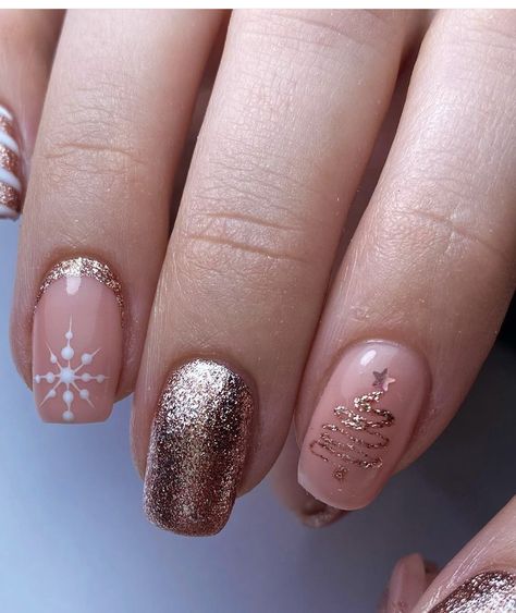 Gold Christmas Nail Art, Nude Christmas Nails Short, Silver And Gold Christmas Nails, Golden Christmas Nails, Holiday Nails Gold, Rose Gold Christmas Nails, Gold Nails Christmas, Christmas Nails Gold, Elegant Christmas Nail Designs