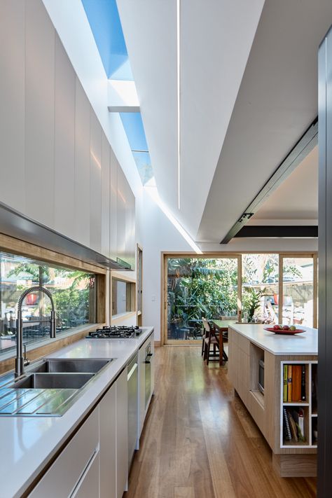 Kitchen Design With Skylight, Skylight House Design, Sky Light In Kitchen, Modern Spacious Kitchen, Kitchen Extension Skylight, Sky Light Kitchen, Modern Skylight Design, Skylight Design Ideas, Skylight Dining Room