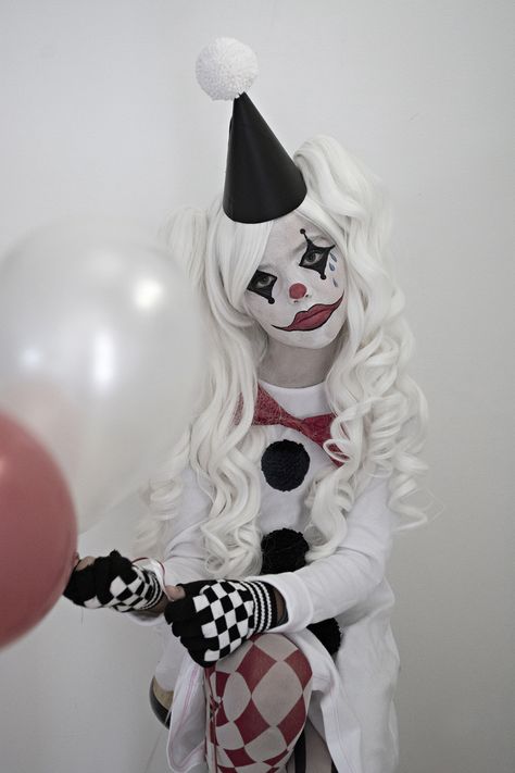 This is an easy & unique sad Harlequin costume using with a basic cotton shirt dress for my daughter since she dislikes regular textured costumes. Scary Clown Costume, Harlequin Costume, Makeup Zombie, Clown Halloween Costumes, Amazing Halloween Costumes, Clown Clothes, Female Clown, Halloween Trends, Halloween Clown