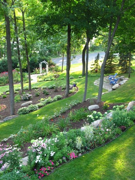 Minnesota Garden, Terraced Landscaping, Landscaping A Slope, Front Flower Beds, Landscaping On A Hill, Sloped Yard, Hillside Garden, Flower Bed Designs, Sloped Backyard