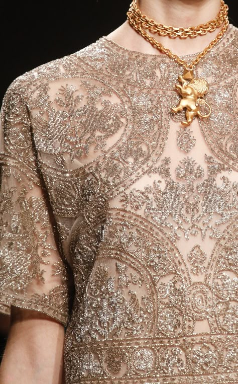 Valentino Ready To Wear Spring 2014 - details Valentino Embroidery Detail, Valentino Embroidery, Embroidery Reference, Royal Embroidery, Valentino Ready To Wear, Haute Couture Embroidery, Tambour Beading, Embroidery Fashion Detail, Maxi Design