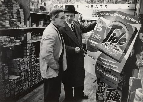 A Proctor and Gamble Salesman Visits a Food Store in New York City Dan Weiner Proctor And Gamble, Procter And Gamble, Vintage Mall, Historical Events, Food Store, Free Samples, Old Pictures, Vintage Advertisements, Old And New