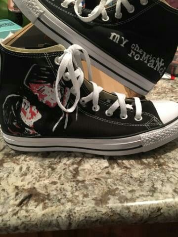 Emo Mcr Outfits, Mcr Shoes, Mcr Converse, Emo Shoes, Scene Shoes, Alt Shoes, Band Shoes, Punk Fashion Diy, Custom Shoes Diy