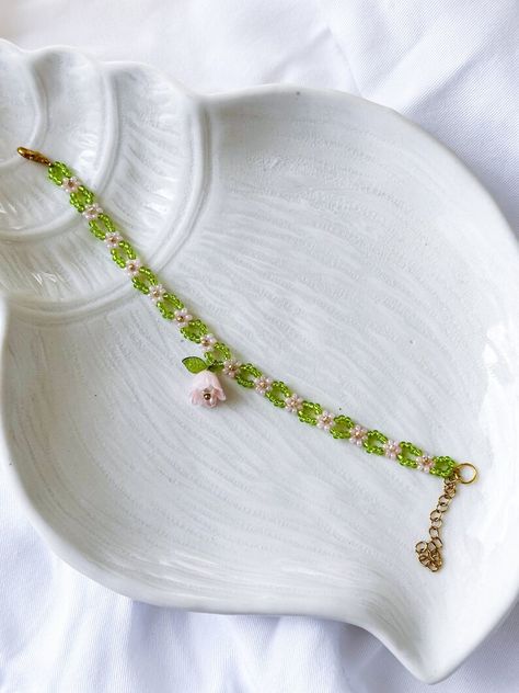 Lily of the Valley Bracelet, Daisy Chain Bracelet, Delicate Bracelet, Bead Daisy Bracelet, Gift Ideas, Gift for Her - Etsy Ukraine Bead Daisy, Bracelet Gift Ideas, Daisy Chain Bracelet, Beaded Stuff, Products Photography, Daisy Bracelet, Beading Jewelery, Bracelet Bead, Handmade Jewelry Tutorials