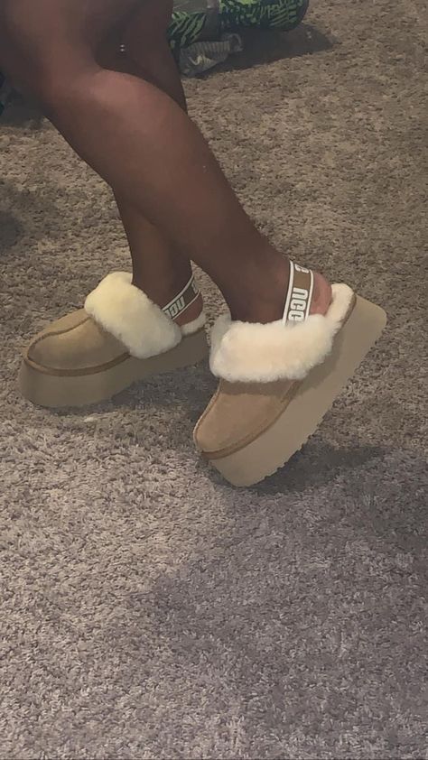 Ugg Funkette Outfits, Ugg Funkette, Ugg Fashion, Cute Uggs, Ugg Snow Boots, Nike Shoes Women Fashion, Fluffy Shoes, European Casual, Crocs Fashion