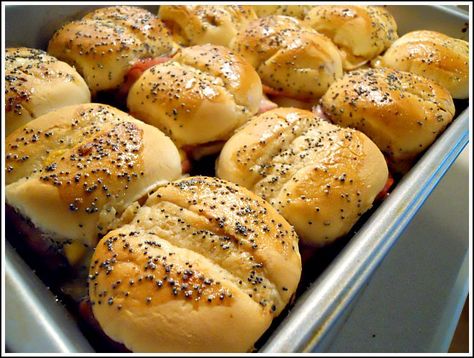 "Delicious Baked Sandwiches" via Simple Organized Living. These really are "delicious" and easy to make! Brown And Serve Rolls Ideas, Brown And Serve Rolls, Roll Sandwiches, Easy Sandwiches, Baked Sandwiches, Recipe For 1, Cheese Baked, Ham Sandwiches, Ham And Cheese Sandwich