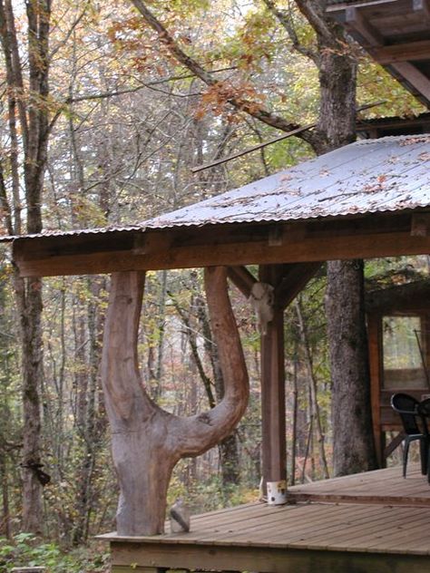 Natural timber corner post on a rustic porch looks like a fun place to perch  http://moresunwoodworking.com/ Rustic Porch Ideas, Modern Farmhouse Porch, Timber Frame Porch, Rustic Front Porch, Rustic Pergola, Timber Logs, Porch Addition, Building A Porch, Timber Frames