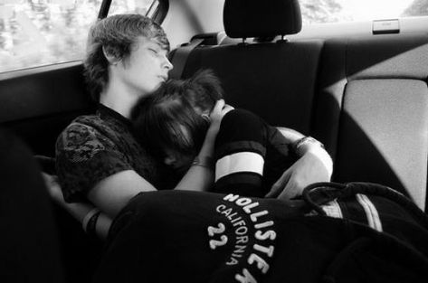 Photos Couple Mignon, Cute Emo Couples, Couple Tumblr, Protective Boyfriend, Cute Relationship Pictures, Emo Couples, Tumblr Couples, Teenage Couples, Couple Sleeping