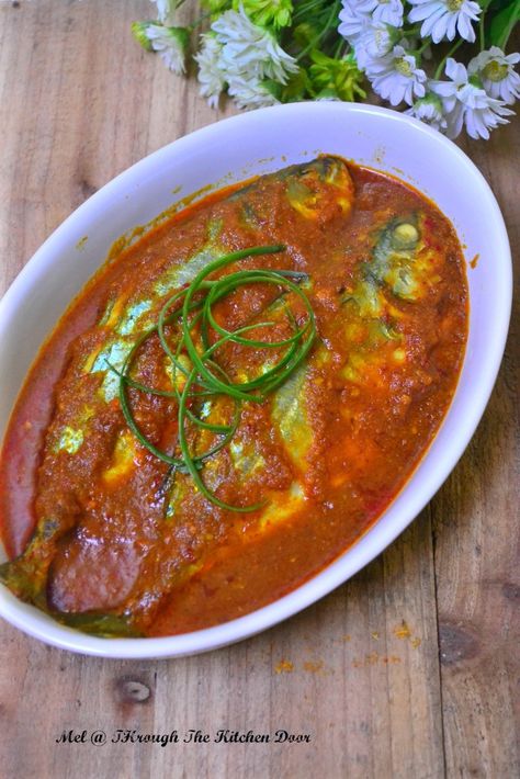 Through The Kitchen Door: Nyonya Tamarind Fish (Ikan Gerang Assam) Tamarind Fish, Tamarind Recipes, Nyonya Food, Fish Curry Recipe, Tamarind Sauce, Crab Dishes, Spicy Dishes, Curry Dishes, Malaysian Food