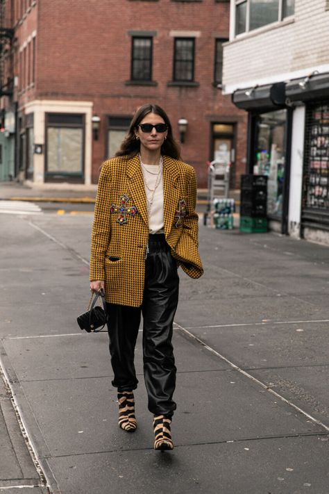 613 of the Best Street Style Looks From New York Fashion Week Style Working Girl, Zebra Boots, Nyfw Street Style, Street Style Edgy, Classic Trench Coat, La Fashion Week, The Best Street Style, Style Looks, Best Street Style