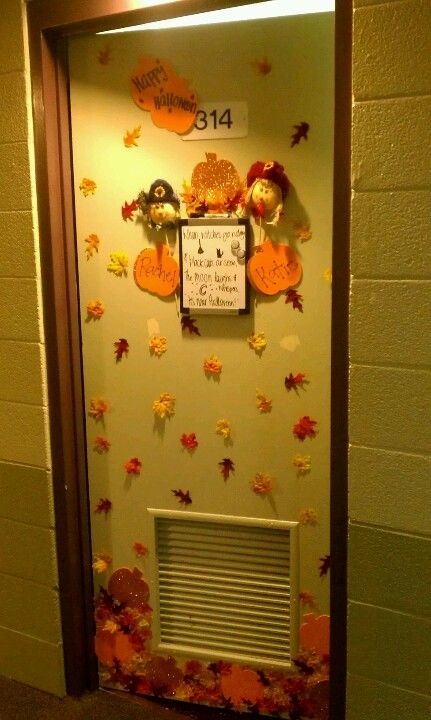 I will decorate my dorm room door for every holiday! Dorm Door Decorations College Fall, Fall Dorm Door Decorations, Roommate Board, Dorm Door Decorations College, Dorm Room Door Decorations, Ideas For Dorm Room, College Dorm Door, Uga Dorm, Decorate Door