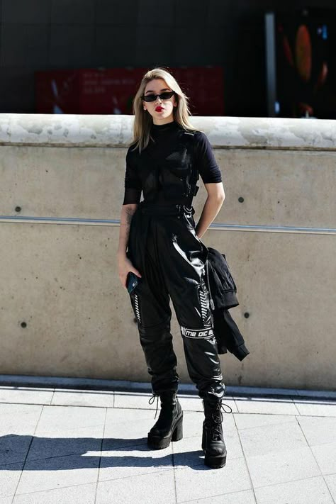 Goth Adventure Outfit, Black Cyberpunk Outfit, Alternative Style Black High-top Combat Boots, Slipper Uggs, Mini Boots Outfit, Outfit Ugg Boots, Uggs Sandals, Androgynous Goth Fashion, Uggs Outfit Ideas