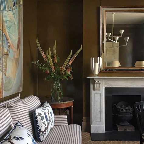 Sibyl Colefax & John Fowler on Instagram: “89-91 Pimlico Road #sibylcolefaxandjohnfowler #interiors #luxury #lacqueredwalls #bespoke #colour #belgravia #upholstery #carpet #lighting…” Brown Sitting Room, Isabella Worsley, Living Room Joinery, Fancy Apartment, Colefax And Fowler, Lacquered Walls, Brown Rooms, Cotton House, Country House Interior