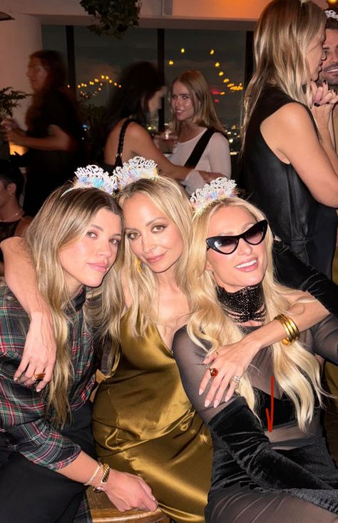 #thatshot #parishilton #sofiarichie #nicolerichie Nicole Ritchie, Life Is A Party, Sofia Richie, Nicole Richie, Paris Hilton, Friend Photos, Friends Photography, Just Because, Bachelorette Party