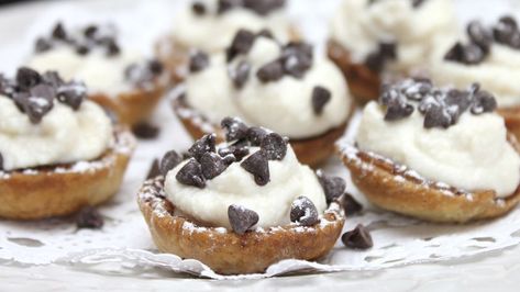 Cannoli Cups, Mini Cannoli, Pastry Cups, Gray Things, Cream Pastry, Chips Dip, Cannoli Cream, Dessert Mini, Mini Dessert Cups