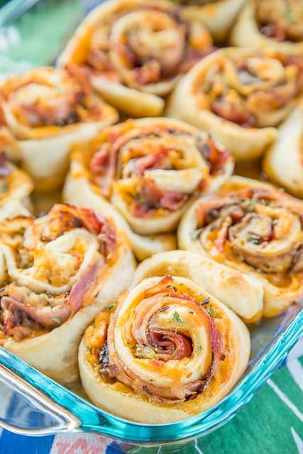 Club Sandwich Party Rolls - so good! ham, turkey, roast beef, bacon and cheddar are rolled up (cinnamon bun style!) in soft, fluffy pizza dough. Then they’re drizzled with a brown sugar dijon glaze and baked until golden, gooey, and crispy. They are seriously so good!! I could eat them everyday!! Great for tailgating, brunch, lunch, dinner and parties! Always the first thing to go! Baked Turkey Pinwheels, Sandwich Party, Savory Rolls, Party Rolls, Turkey Roast, Yummy Sandwiches, Low Carb Sandwiches, Savoury Bakes, Football Parties