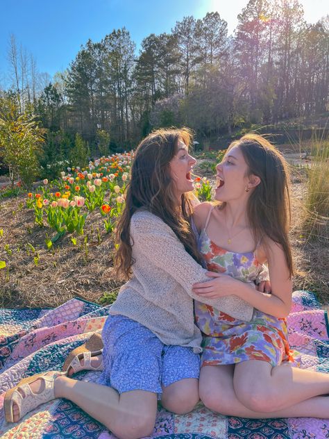 Picnic Film Photography, Wlw Picnic Date, Wlw Picnic, Picnic Date Outfits, Picnic Pictures, Picking Flowers, Girl Couple, Picnic Date, Date Outfits