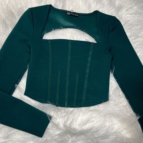 NEW ZARA emerald green cropped long sleeve shirt. Size XS can fit a size SMALL Corset Look, Cropped Long Sleeve Shirt, Corset Looks, Shirt Tag, Cropped Long Sleeve, Key Hole, Zara Tops, Square Neck, Emerald Green