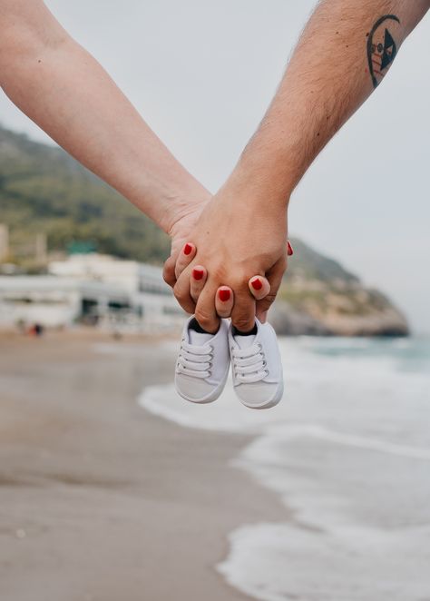 Pregnant Couple Beach Pictures, Photoshoot Ideas For Pregnant Couple, Beach Baby Announcement, Pregnancy Photoshoot Beach, Maternity Shoot Beach, Beach Pregnancy Announcement, Pregnancy Announcement Photoshoot, Maternity Photography Poses Outdoors, Baby Announcement Photoshoot