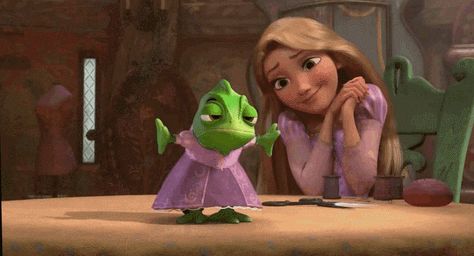 Cuando Rapunzel le hizo a Pascal un vestido como el suyo. | 42 Momentos de moda en las películas de Disney que te impresionarán Princess And The Frog, The Frog, The Princess, Rapunzel, Tangled, Disney