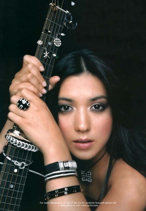 Michelle Branch. Also saw her at the Gavin Concert with Melinea Guitar Portrait, Michelle Branch, Cheryl Fernandez Versini, Alia Shawkat, Feeling Nostalgic, Fav Artist, Blues Festival, Guitar Girl, Female Guitarist