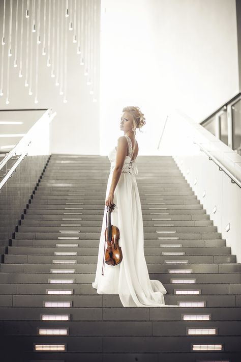 Violin Senior Pictures, Violinist Photography, Violin Pics, Cello Photography, Violin Photography, Band Photoshoot, Musician Portraits, Musician Photography, Professional Photo Shoot