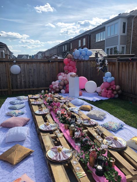 Balloon garland and picnic setup This is a bakcyard picnic birthday setup for my 25th birthday party! Decor by @gacreativeconsult on instagram Ramadan Table Setting, Beach Dinner Parties, 25th Birthday Party, Birthday Setup, Picnic Party Decorations, My 25th Birthday, Baby Shower Fruit, Picnic Birthday Party, Lolly Bags