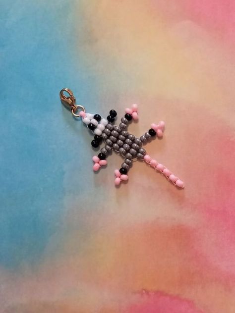 Beaded Possum Charm Keychain - Etsy #BeadingPatterns #BeadPattern #BeadPatternsFree #BeadPatternIdeas Pony Bead Opossum, Cute Bead Designs, Seed Bead Keychains, Beaded Buddies, Bead Animals Patterns, Bead Figures, Beaded Keychains Patterns, Bead Lizard, Pony Bead Animals