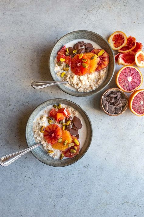 I never get tired of wholesome oatmeal loaded with seasonal goodies like this Blood Orange and Chocolate Oatmeal. Made easily in the microwave and full of citrus flavor. {gluten free, vegan, dairy free} Heathly Breakfast, Fwtfl Recipes, Orange Oatmeal, Gluten Free Zucchini Bread, Orange And Chocolate, Oatmeal Toppings, Gluten Free Oatmeal, Gluten Free Recipes For Breakfast, Dried Blueberries