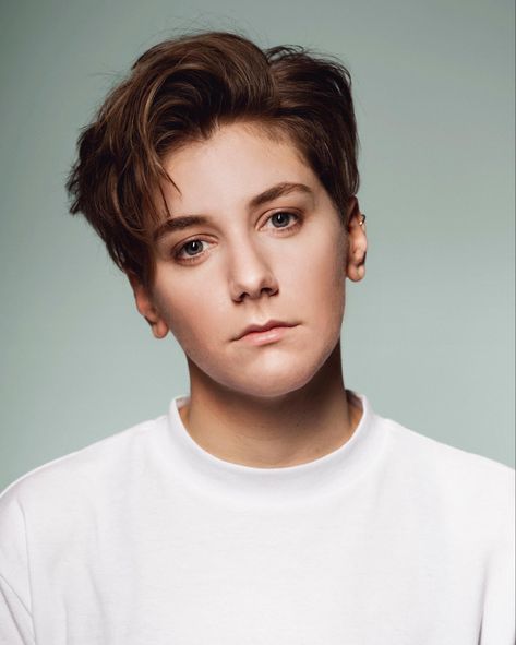 Masculine Women Haircut, Sarah Keyworth, Nonbinary Hair Short, Nonbinary Hairstyles, Short Hair Nonbinary, Androgynous Hair Short, Non Binary Haircuts Round Face, Nb Hair, Short Androgynous Haircut