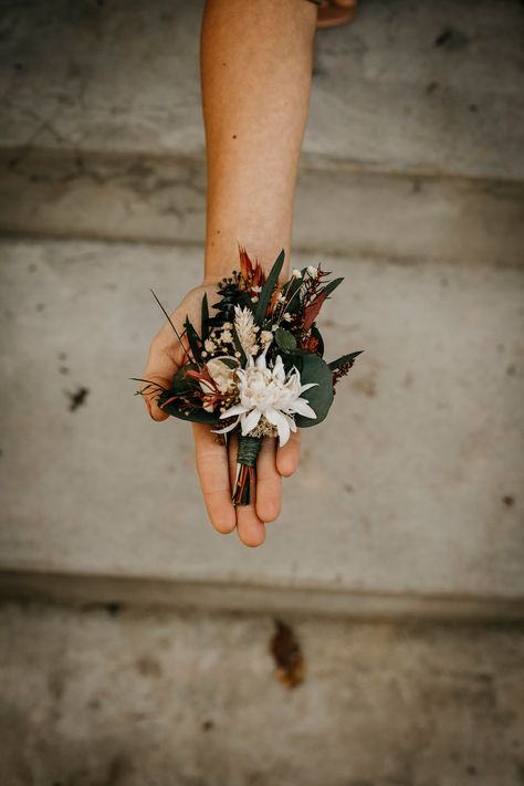 A combination of dark greenery, white, ivory, rust/brown/orange tones. This standard sized buttonhole contains preserved eucalyptus and other preserved and dried materials, artificial flower(s) and wire. Perfect for the groom but also for groomsmen or fathers. Available in smaller size - check the last 3 images. What are preserved plants and flowers? https://www.etsy.com/shop/LaviAccessories#faq You can combine it with other items from the ESSAHELA series: - bouquet: https://etsy.me/2ZljZkZ - br Greenery Wedding Boutineers, Rust Buttonhole, Rust And Greenery Wedding, Boho Corsage, Boho Boutonniere, Dark Greenery, Preserved Eucalyptus, Orange Wedding Flowers, Button Holes Wedding