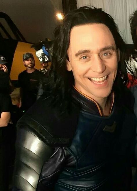 Loki smiling is yet the purest thing ever Tom Hiddleston Imagines, Thor Ragnarok 2017, Avengers Black Widow, Marvel Dr, Loki God Of Mischief, Loki Avengers, Thor Ragnarok, Thomas William Hiddleston, Gary Oldman