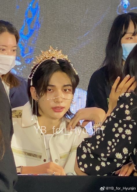 Skz In Crowns, Hyunjin Crown, Stray Kids Crowns, Skz Met Gala, Hyunjin Face, Chain Crown, Prince Hyunjin, Face Chain, Hyunjin And In