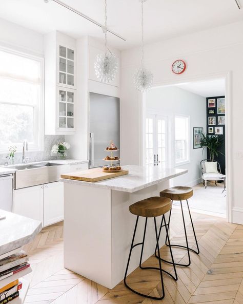 Small White Kitchen, Dapur Mini, Small White Kitchens, Portable Kitchen Island, Model Dapur, Freestanding Kitchen Island, Mobile Kitchen Island, Replacing Kitchen Countertops, Architecture Restaurant