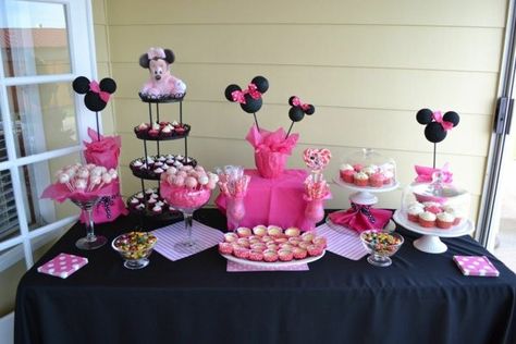 Wonderful Table Decorations For The Children’s Birthday! - Decor10 Blog Minnie Baby Shower, Baby Shower Cake Table, Minnie Mouse Decorations, Minnie Mouse Baby Shower, Minnie Mouse Theme, Table Favors, Trendy Baby Shower Ideas, Girl Baby Shower Decorations, Baby Shower Table