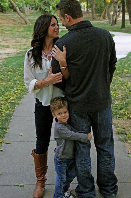 I'm going to try this with another kid on the right lifting his old man's wallet from back pocket! Wedding Pictures Poses, Family Engagement Photos, Night Wedding Photos, Wedding Picture Ideas, Family Picture Poses, Family Photo Pose, Wedding Picture Poses, Family Engagement, Cute Ideas