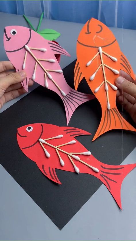 Unbelievably Cool Fish Ideas - art and craft for 2 year olds Diy Paper Fish, Crafts For Kids Easy, Paper Fish, Seni Dan Kraf, Preschool Arts And Crafts, Fish Crafts, Hand Crafts For Kids, Preschool Art Activities, Animal Crafts For Kids