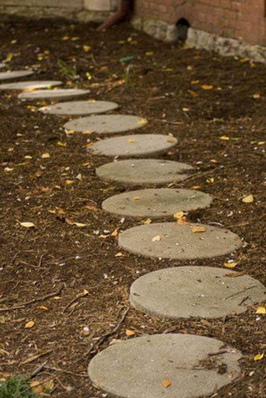 How to Paint Concrete Stepping Stones | eHow Concrete Stepping Stones Diy, Homemade Stepping Stones, Round Stepping Stones, Painted Stepping Stones, Cement Steps, Painted Pavers, Stepping Stone Molds, Painted Concrete Steps, Step Stones