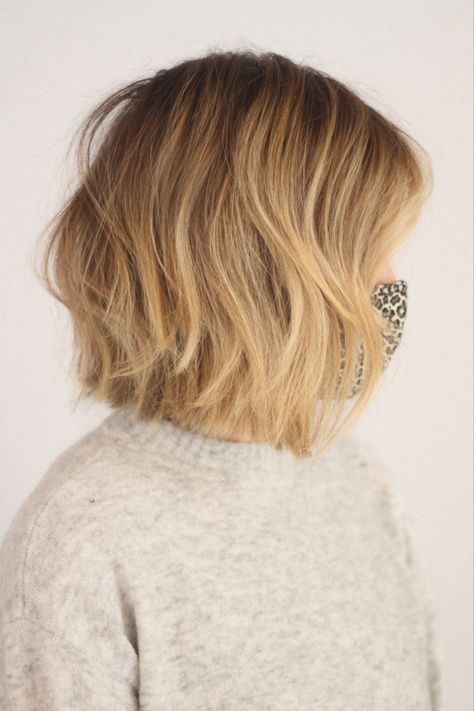 Autumn Bob Hair Colour, Warm Brown Dimensional Hair, Golden Balayage Short Hair, Short Beige Blonde Hair, Golden Blonde Balayage Short Hair, Blonde Bayalage Bob, Strawberry Blonde Balyage, Golden Honey Blonde Hair Balayage, Warm Blonde Short Hair