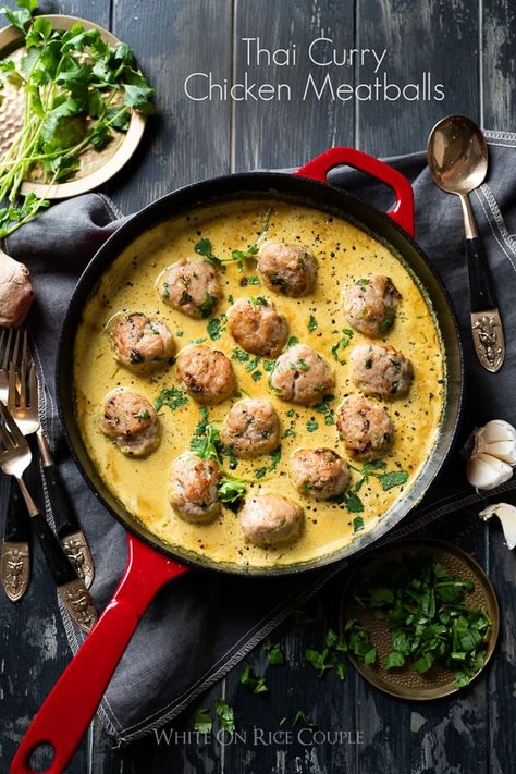 Curry Chicken Meatballs, Thai Curry Chicken, Thai Chicken Meatballs, Thai Curry Sauce, Asian Meatballs, Meatball Dishes, Chicken Meatball Recipes, Thailand Food, Thai Street Food