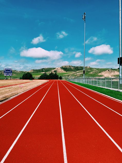 Running Track Aesthetic, Ads Inspiration, Sports Girl, Runners High, Running Track, Track And Field, Cross Country, My Happy Place, Happy Place